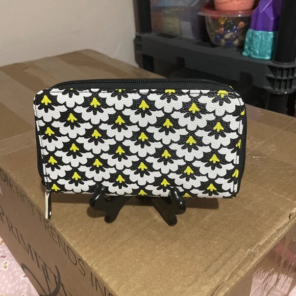 Vera Bradley Fanfare Zip Around Wallet - EUC - Picture 2 of 6